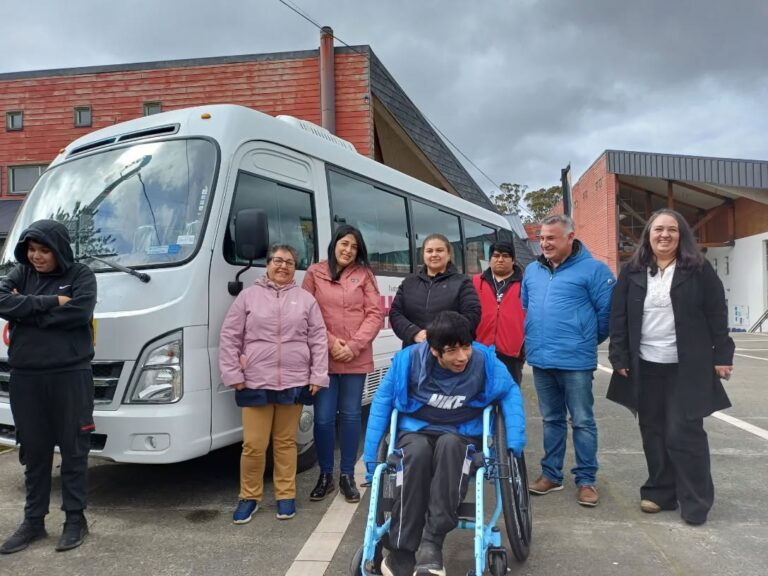 Chonchi: Escuela Diferencial Amanecer recibe 3 Nuevos Buses por parte del municipio especialmente acondicionado por más de 275 millones de pesos.