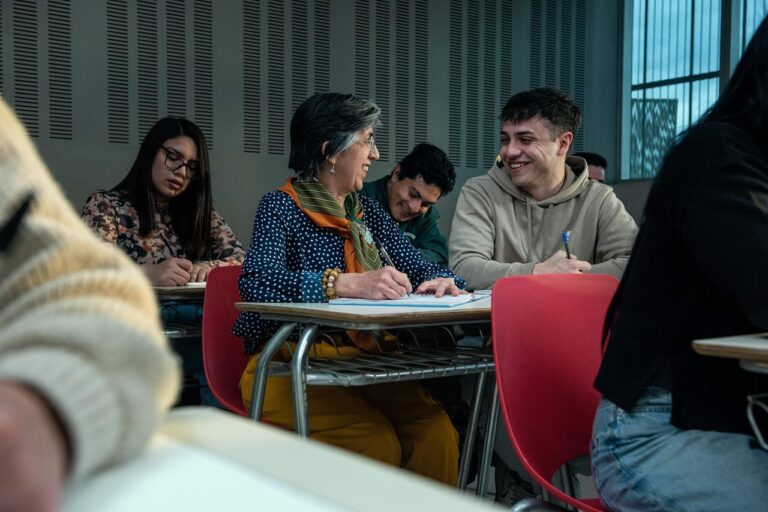 INACAP lanza Beca Plateada y Dorada: carreras técnicas con 100% de descuento para personas desde los 60 años y 50% desde los 50