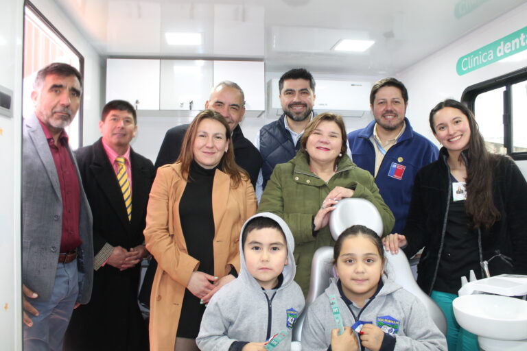 Junaeb inauguró moderna clínica dental móvil en Ayacara que beneficiará a estudiantes de la península de Huequi