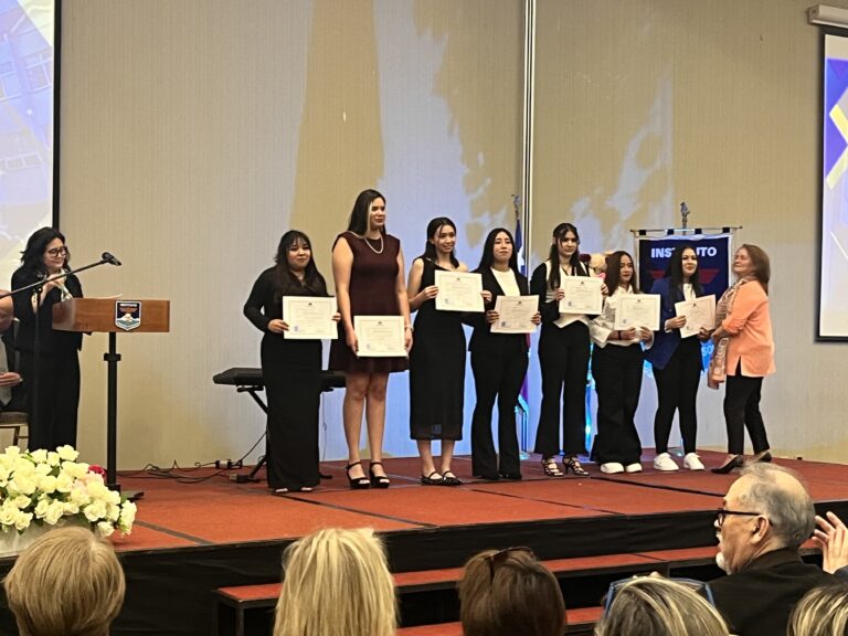 Instituto Comercial titula a 189 nuevos técnicos profesionales en ceremonia cargada de orgullo y proyección