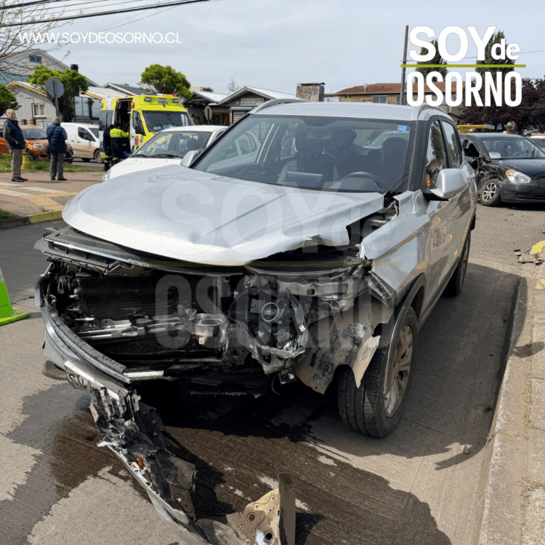 Colisión entre colectivo y vehículo particular deja dos mujeres lesionadas en Osorno