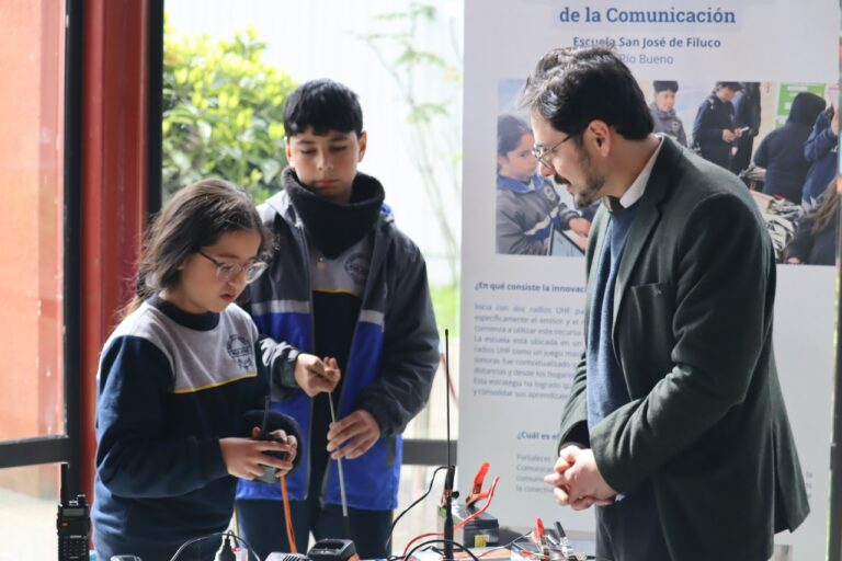 Comunidades educativas de Los Ríos participaron en seminario regional de innovación educativa