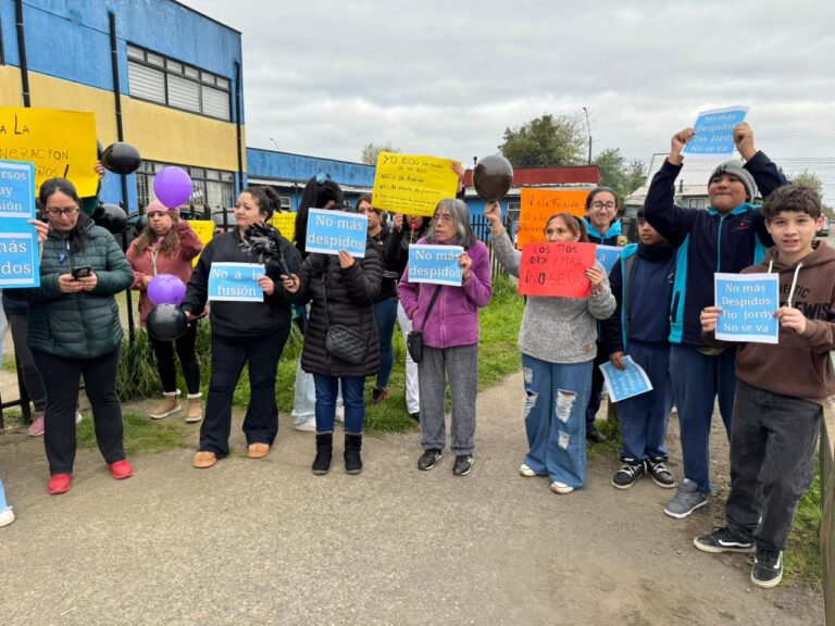 Apoderados de Escuela Canadá protestan contra medidas del DAEM en Osorno