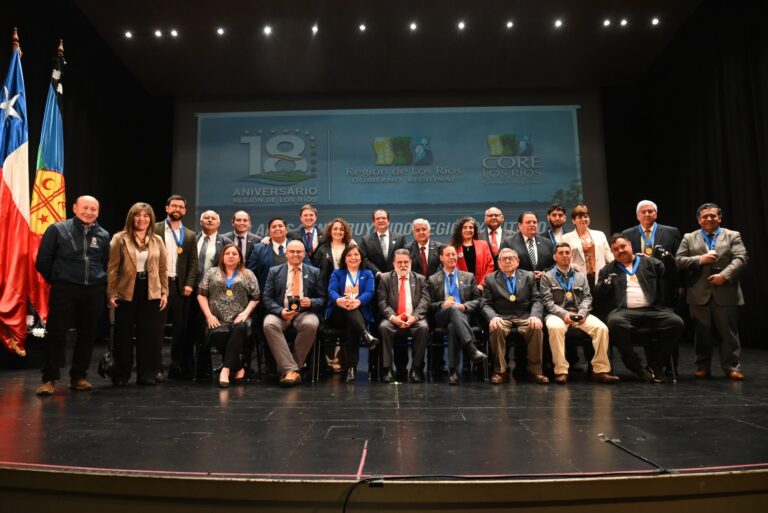 Gobierno Regional de Los Ríos conmemoró 18 años de vida regional con homenaje a personas e instituciones