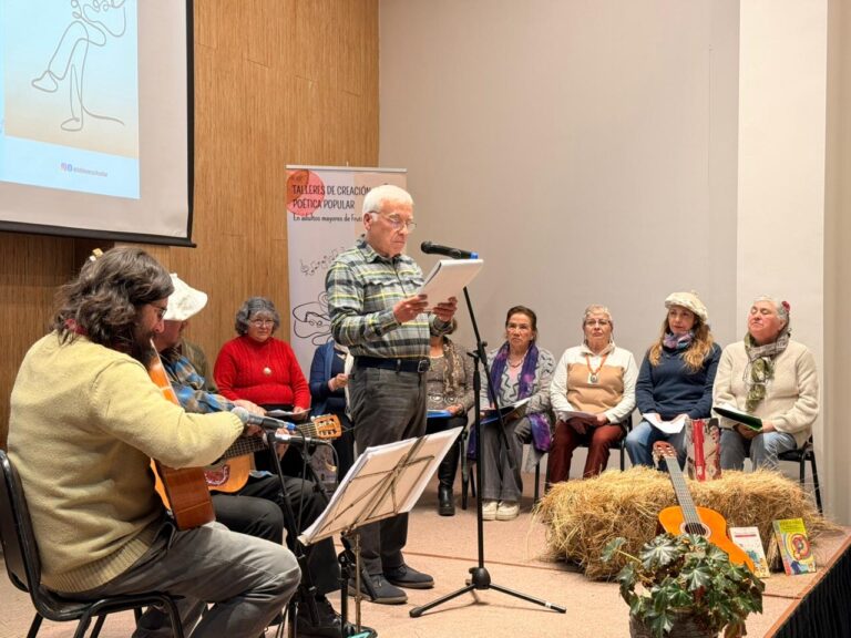 Personas mayores de Frutillar presentan sus creaciones en muestra final de talleres poéticos