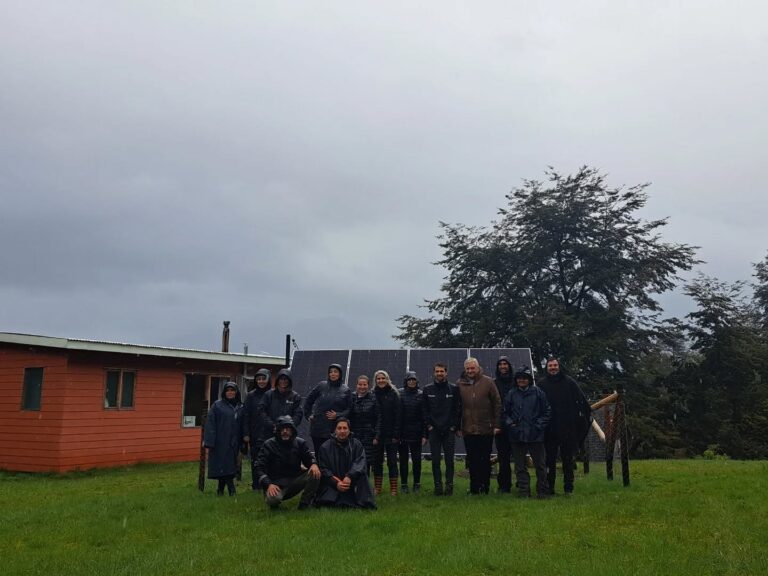 Consejeros regionales de Llanquihue verifican en terreno soluciones fotovoltaicas financiadas por el Gobierno Regional en Lago Todos Los Santos