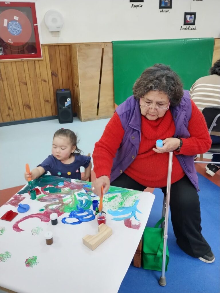 Niños y adultos mayores se unen en emotiva jornada de arte intergeneracional en el Jardín Infantil Rucalaf 