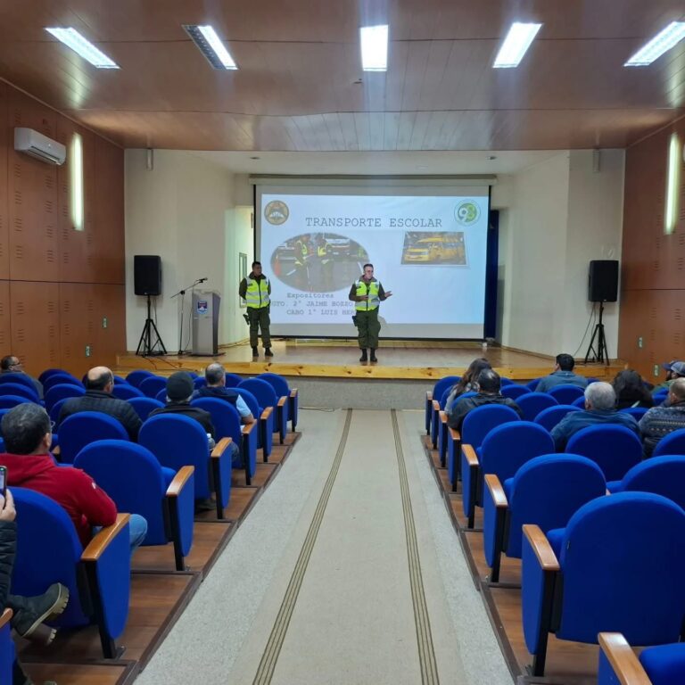 Conductores de Transporte Escolar refuerzan conocimientos en seguridad vial gracias a capacitación del DAEM y Carabineros