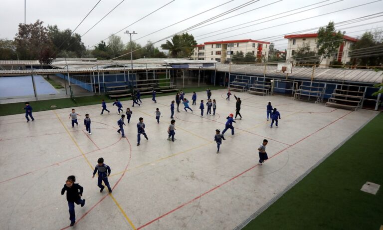 Desvinculación alcanza su mínimo histórico a nivel nacional: 2024 es el año con menos estudiantes que abandonan el sistema escolar desde que existen registros