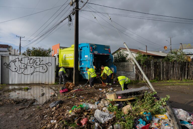 Promulgan histórica ley que exige baños, agua y más seguridad para recolectores de basura