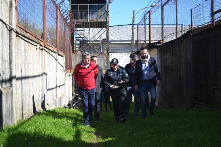 Gobierno Regional y Gendarmería conforman mesa de trabajo para fortalecer seguridad penitenciaria y dignidad laboral en Los Lagos