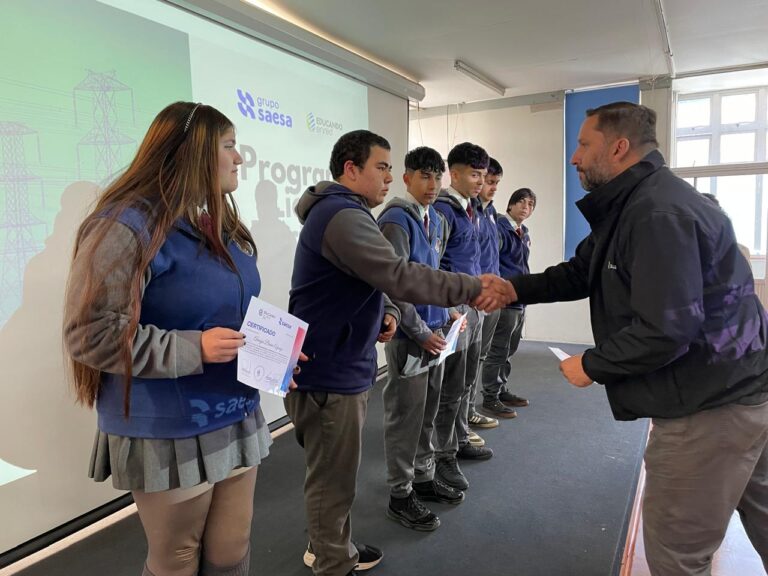 Jóvenes del Liceo Industrial de Osorno se certifican en redes eléctricas gracias al Programa «Liceos Eléctricos» de Saesa