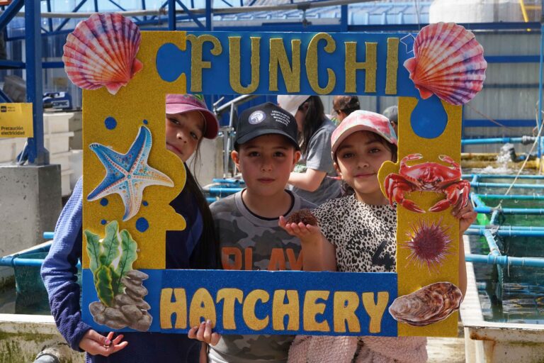 Estudiantes de Futaleufú aprenden sobre acuicultura de pequeña escala en visita a Fundación Chinquihue