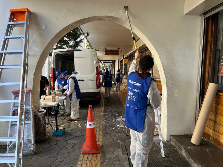 La fachada del emblemático espacio Casa del Arte Diego Rivera de Puerto Montt luce renovada gracias al programa Chile Pinta.