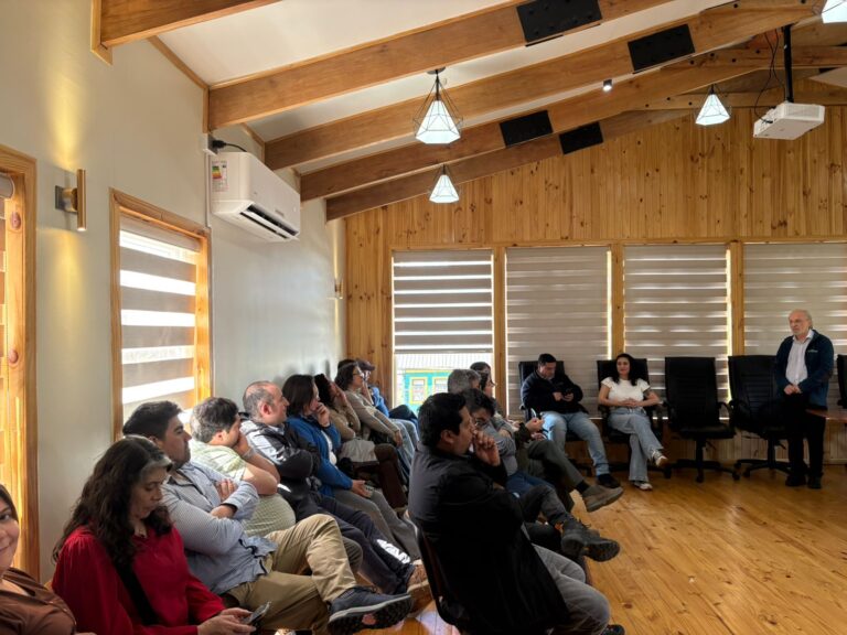 Funcionarios municipales conocen avances del nuevo PLADECO de Chonchi