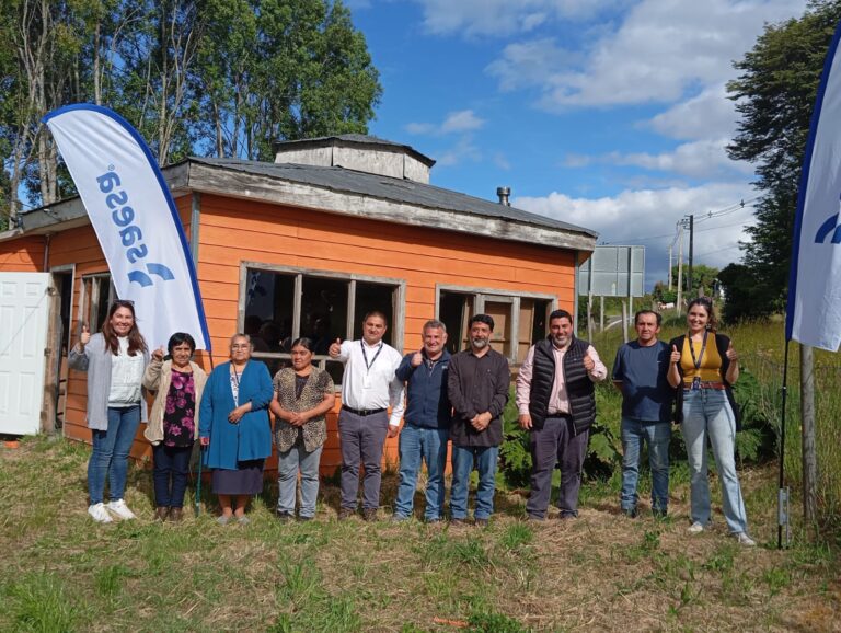Chonchi: programa «Conecta tu Sede» de SAESA inaugura iluminación de sede de comunidad indígena de Huicha-Pucatué.