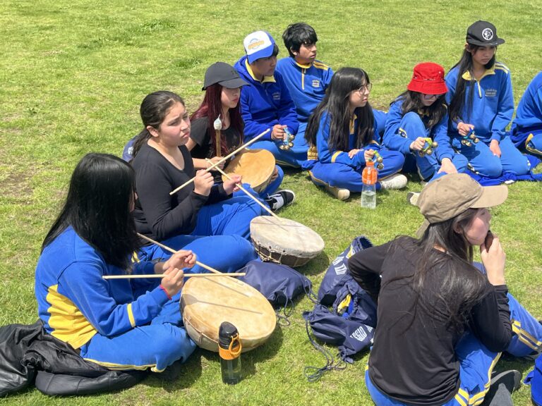 Estudiantes protagonizan jornada intercultural con foco en la cultura Mapuche-Huilliche en el Parque Chuyaca