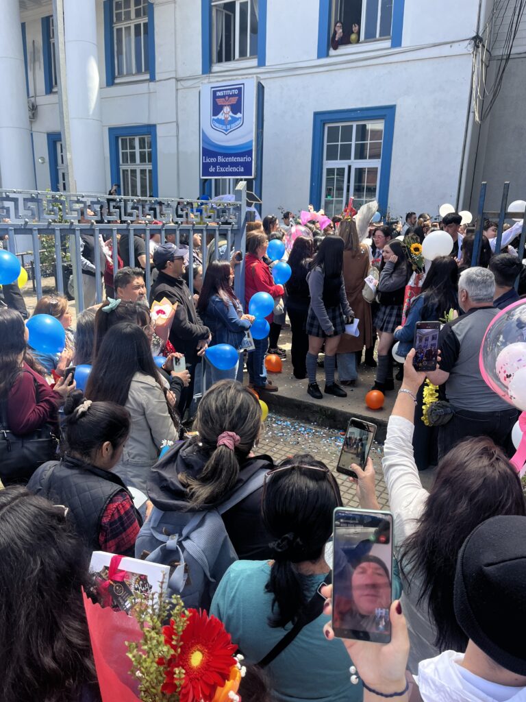 Último timbre y muchas emociones: Instituto Comercial de Osorno despidió a 237 estudiantes de cuarto medio