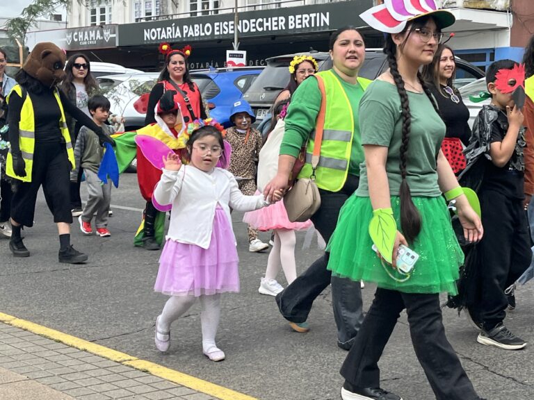 Escuela España celebra la Semana del Párvulo con colorido carnaval en defensa del medio ambiente