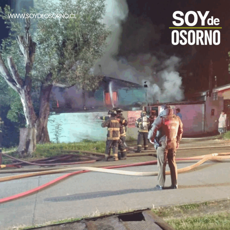 Violento incendio destruye vivienda en Rahue y deja tres damnificados en Osorno