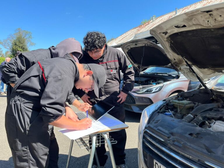 Estudiantes de INACAP Osorno apoyan a Carabineros en revisión preventiva de vehículos institucionales