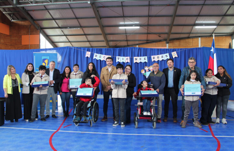 Junaeb fortalece la inclusión con la entrega de computadores a estudiantes con necesidades educativas especiales