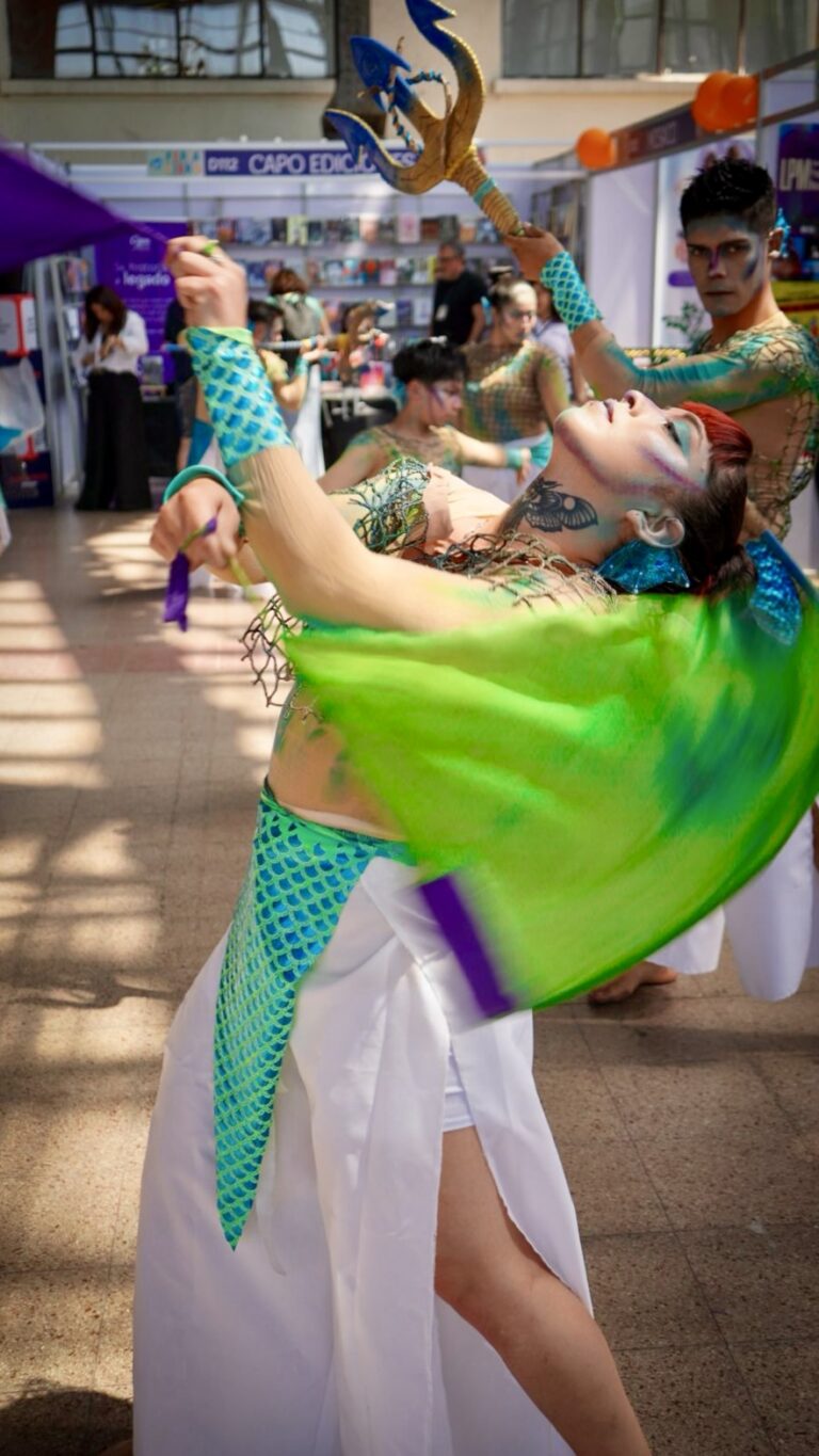 Academia de Danza Vibra Sur representa a Calbuco en FILSA con obra “Aguas Azules” inspirada en el mar.