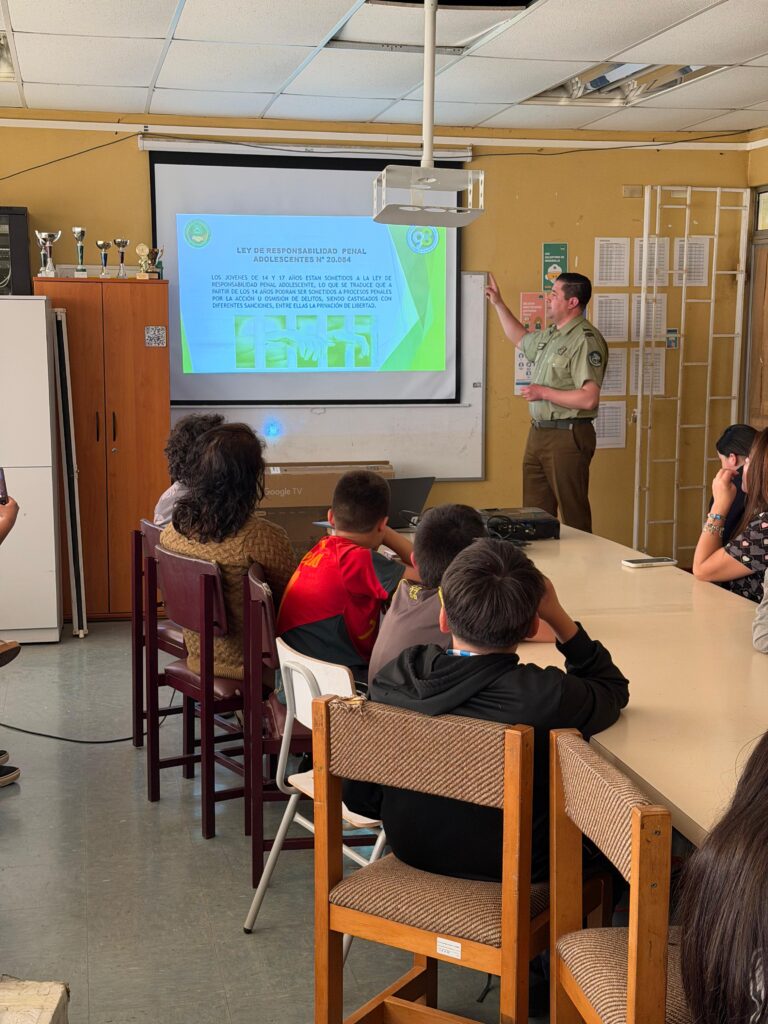 Carabineros de Cancura realiza charlas educativas sobre convivencia escolar y prevención del consumo de drogas y alcohol en establecimientos del sector