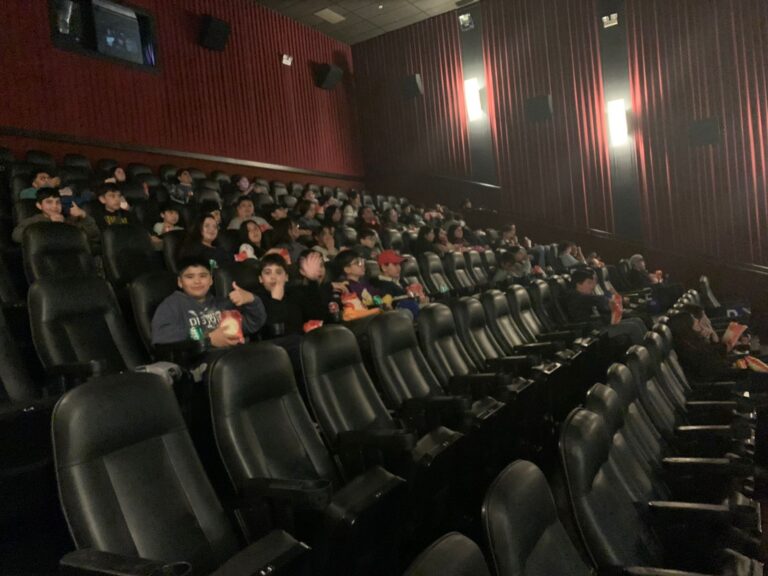 Escuela Agroecológica Pichil premia esfuerzo estudiantil con jornada en el cine