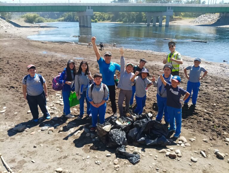 Carabineros del Retén Cancura participa en jornada ambiental junto a la Escuela Rural Luz y Saber
