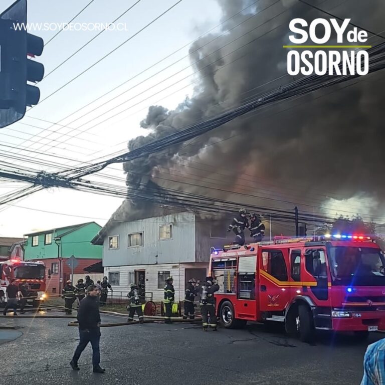 Incendio deja tres damnificados en Rahue Bajo y consume tercer piso de vivienda