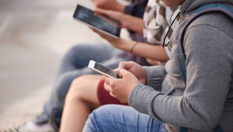 Senado aprueba prohibición del uso de celulares en todos los niveles educativos y proyecto avanza a su tercer trámite