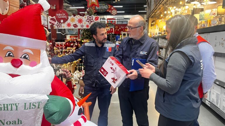 Autoridades llaman a pasar fiestas seguras comprando en comercios establecidos y guirnaldas navideñas certificadas