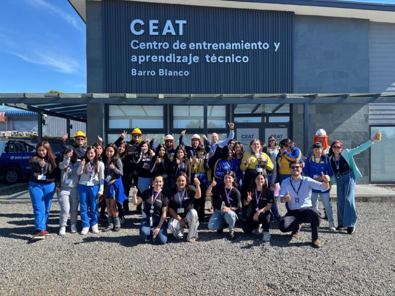 Niñas descubren el mundo de la energía y tecnología en visita a patio de entrenamiento de Saesa