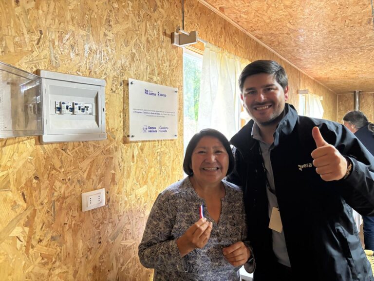 Saesa ilumina la sede de la comunidad indígena Chan Chan y fortalece la vida comunitaria