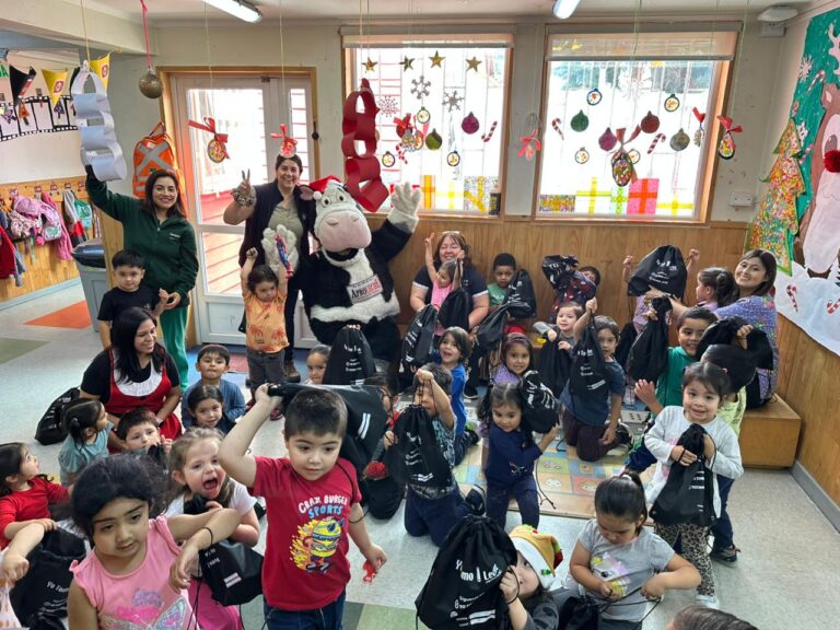 Aproleche Osorno acompaña esta Navidad a niños de la provincia con entrega de productos lácteos