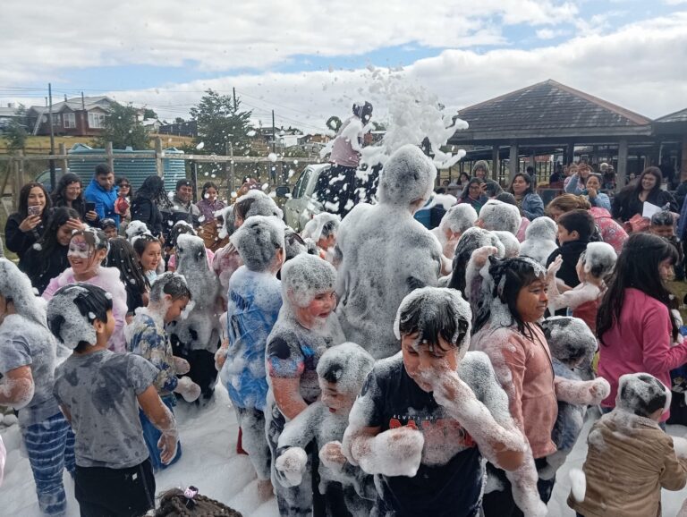 Cientos de niños y sus familias disfrutaron este domingo con la «Fiesta Navideña» organizada por el Municipio de Chonchi