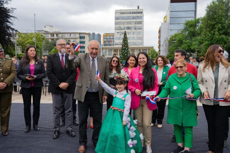 En plaza de armas, 46 establecimientos municipales de Osorno difundieron sus proyectos educativos.