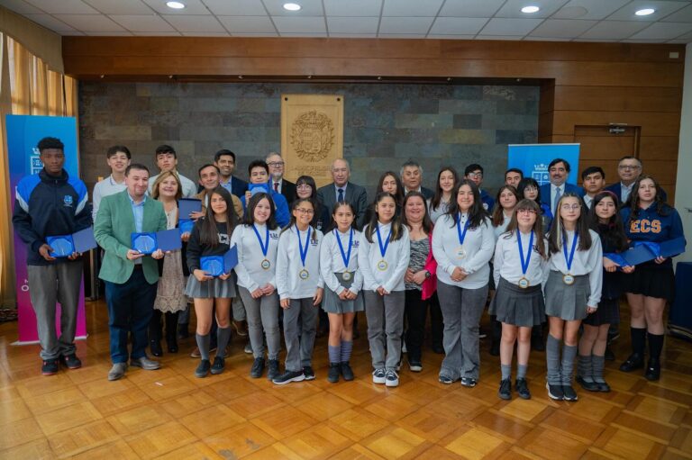 Municipio de Osorno premió a estudiantes y docentes destacados en educación extraescolar