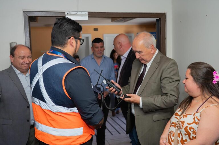 Municipio recibió moderno teléfono portátil de SENAPRED para asegurar comunicación durante emergencias