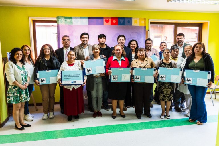 Estudiantes de Enseñanza para Jóvenes y Adultos recibieron Becas TIC de Junaeb