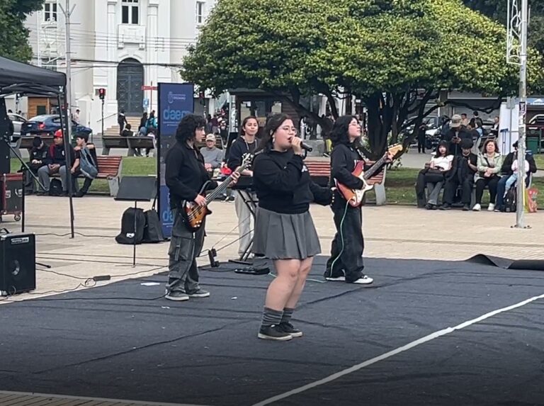 Deméter: la fuerza femenina que hace vibrar el rock escolar en el Liceo Carmela Carvajal