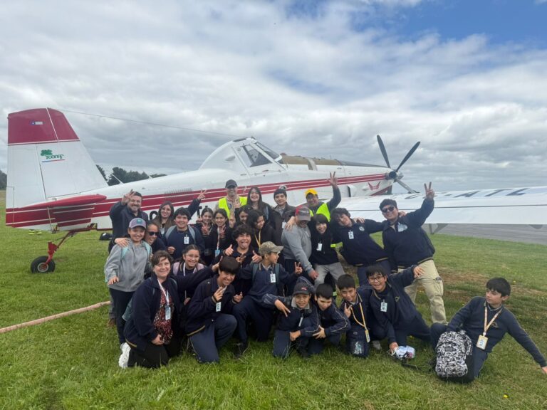 Escuela Emilio Surber da primer paso hacia formación en tecnología aérea con visita al aeródromo Cañal Bajo