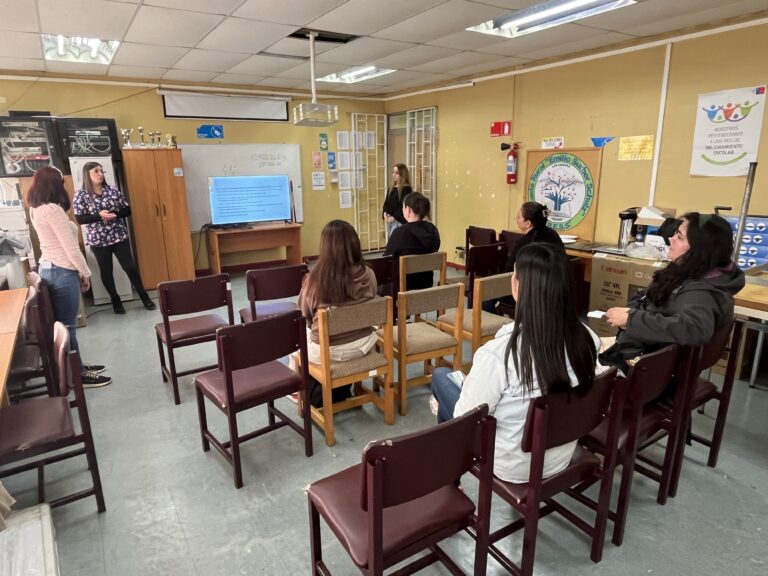 Escuela Emilio Surber impulsa jornada formativa para apoderados con talleres sobre paternidad responsable, tecnología y prevención