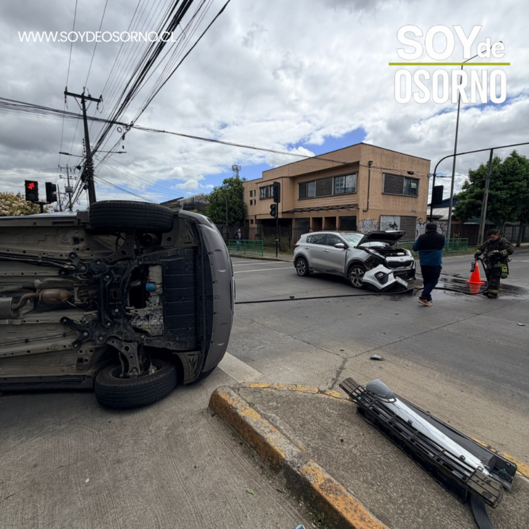 Colisión con volcamiento deja dos lesionados en Osorno