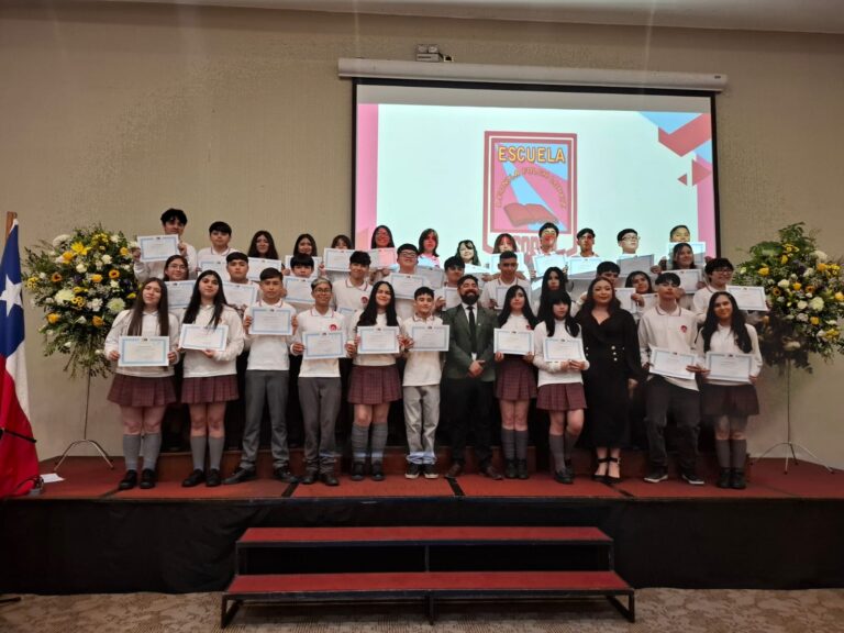 Con palabras de gratitud hacia sus profesores, 66 estudiantes de la Escuela Leonila Folch egresaron de octavo básico.