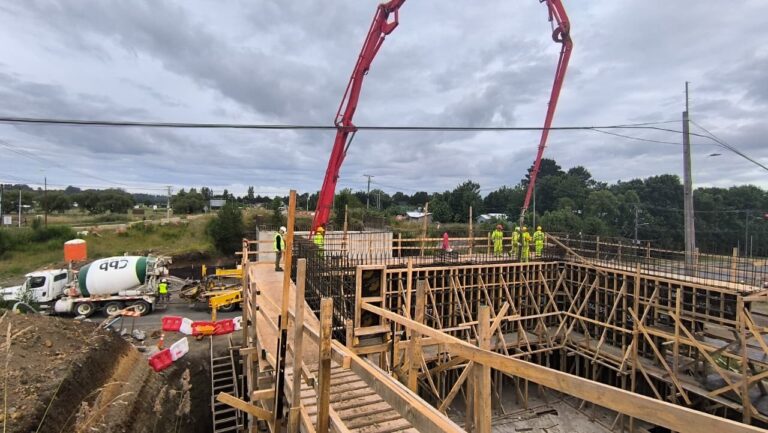 Avanza construcción del Puente Seco de Entre Lagos