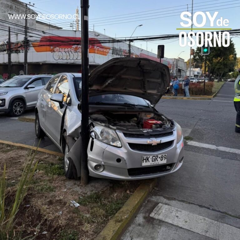 Conductor de aplicación chocó contra semáforo tras sufrir descompensación en pleno centro de Osorno