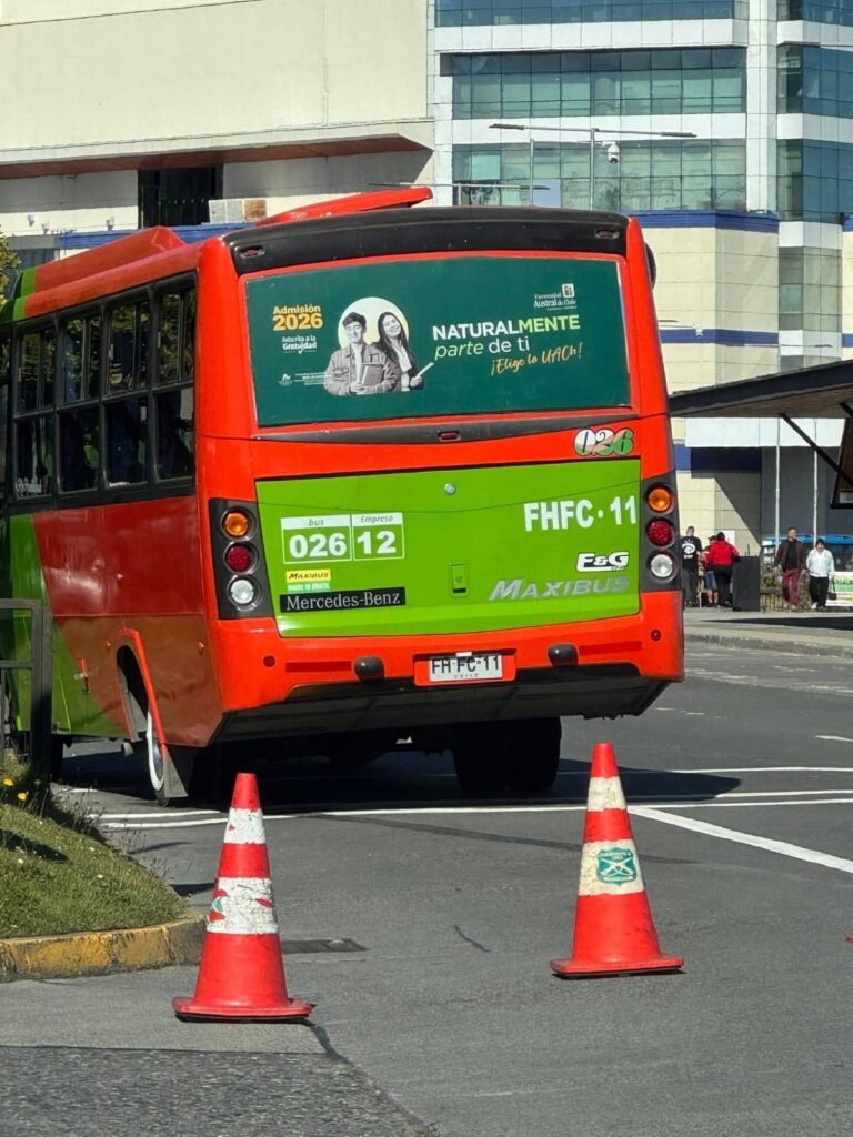 Micrero atropella a menor de edad tras estar “haciendo carrera” con otro en Puerto Montt