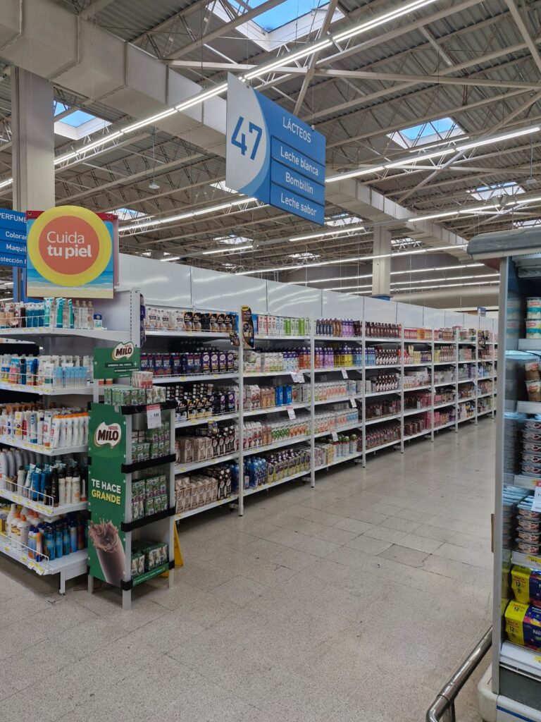 Nuevas multas a supermercados reactivan exigencia de separar bebidas vegetales de la leche